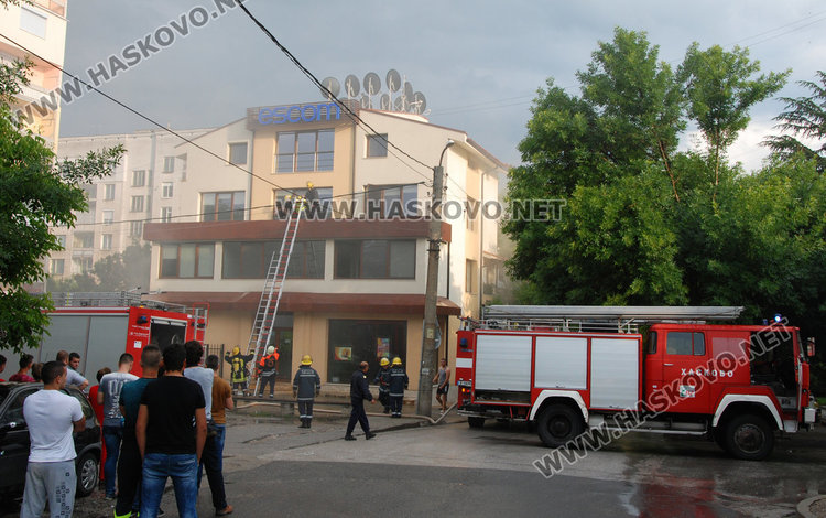 Пожар избухна в офис на ЕСКОМ след гръмотевичната буря в Хасково