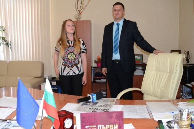 Ученичка от Димитровград сяда на стола на областния управител