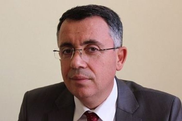Хасан Азис осигурява транспорт на вярващите до централната джамия