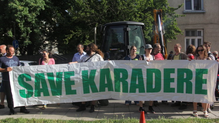 „Долу мръсните ръце от Карадере”, скандира протест пред МРРБ