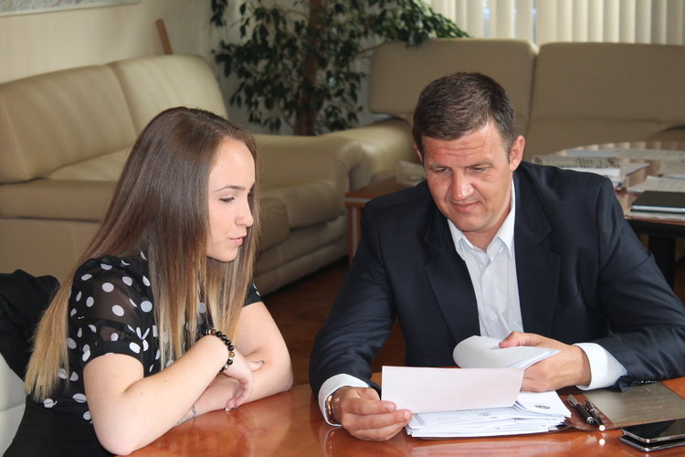 Възпитаничка на ПМГ "Ив.Вазов"  управлява Хасковска област днес