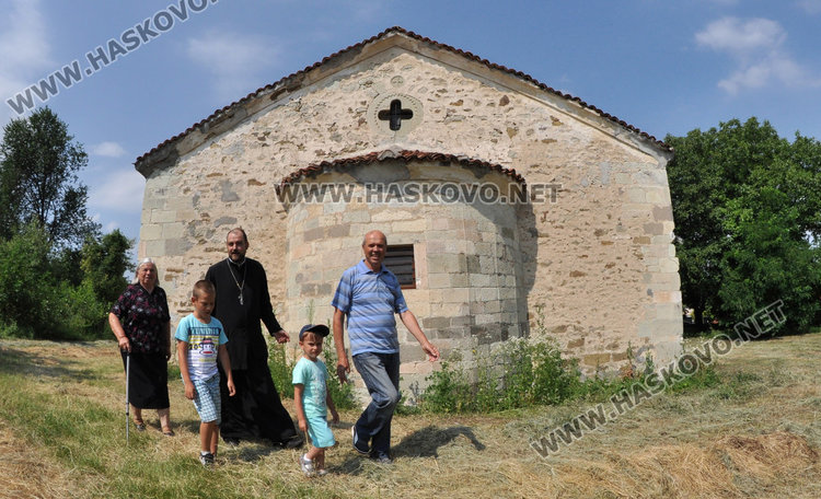 В Мандра почетоха св. Неделя с курбан в двора на в храма 