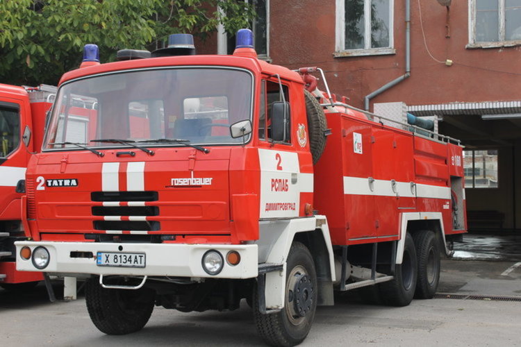 Автомобил се запали в движение по АМ Марица