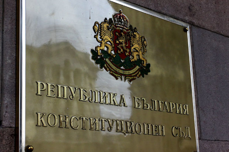 Манолова сезира Конституционния съд заради част от Изборния кодекс
