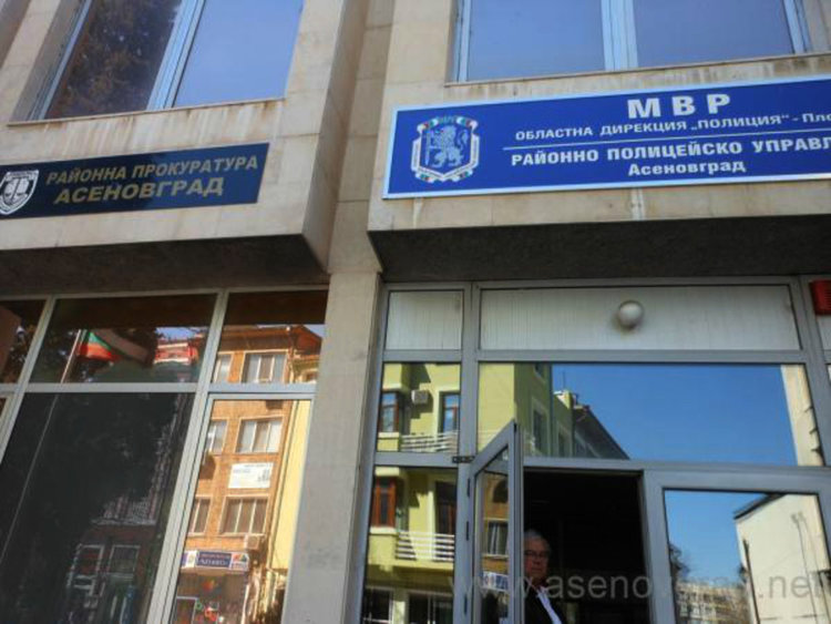 Асеновградчанин в ареста за обида на полицаи, неизвестен сряза гумите на товарен Форд