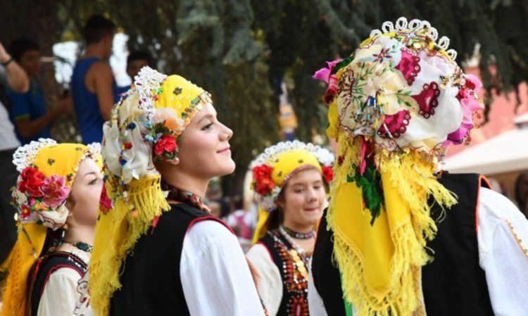 Празнично: Раздават 13 000 знамена от Роженския трибагреник