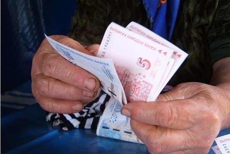 Старица метна 11 000 лева на „полицай“ от тераса на блок
