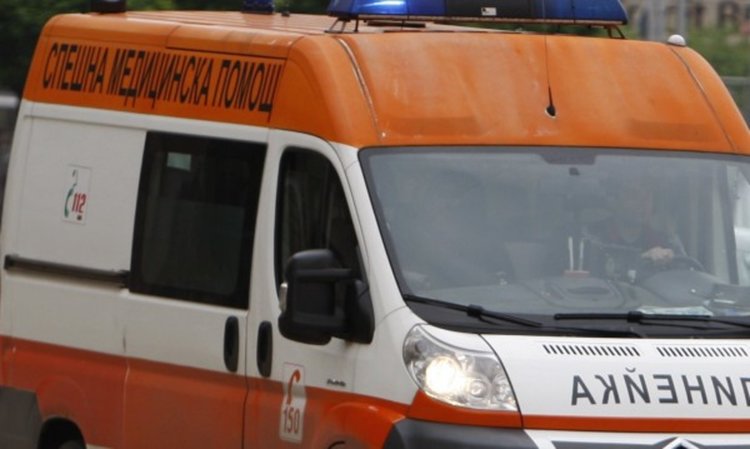 Кола без шофьор удари майка и дете, водачката издирена