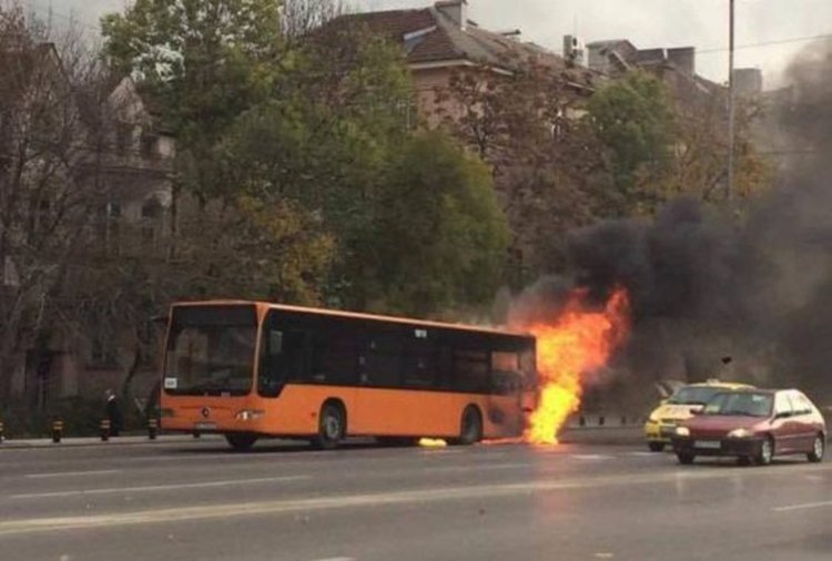Автобус горя като факла на Орлов мост, няма пострадали