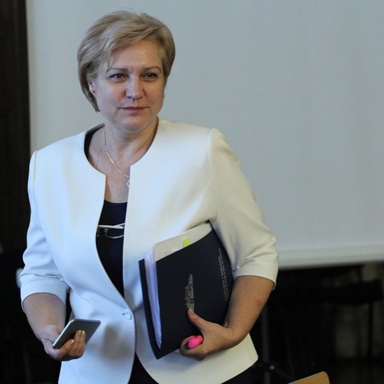 Менда Стоянова в малцинство за изтеглянето на бюджета