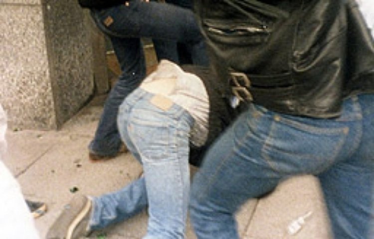 Бабаит налага полицай в участъка в Джебел