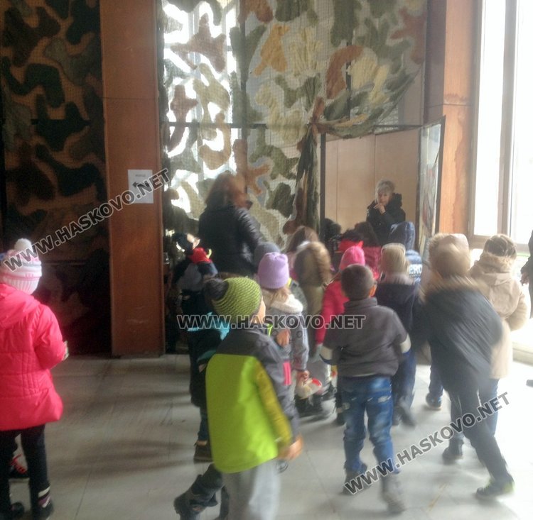 Деца от детска градина в Смолян с първите играчки- дарения за връстници в Хитрино