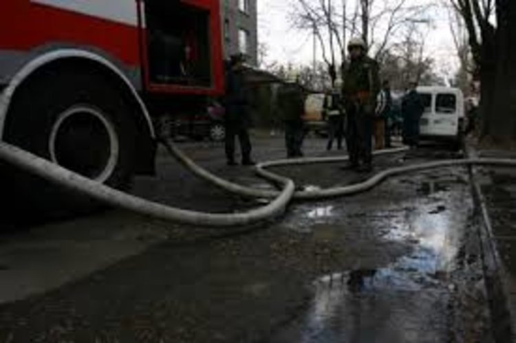Стопани гасиха с подръчни средства пожар в гараж в Устово 