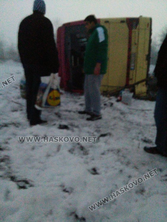Димитровградчани се обърнаха със служебен автобус край Опан