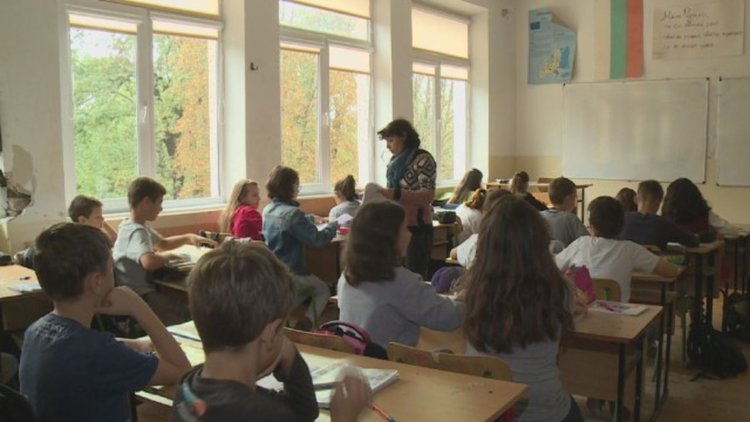 Общината и РУО: Няма сигнали за студ в класните стаи