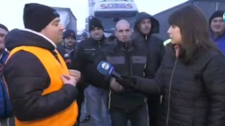 Гневни шофьори блокираха пътя за Дунав мост 2