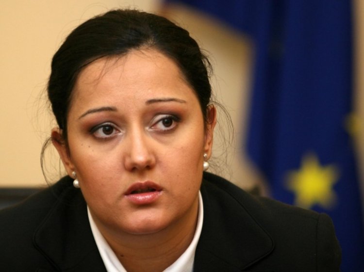 Павлова: Дупки има по старите и неремонтирани пътища