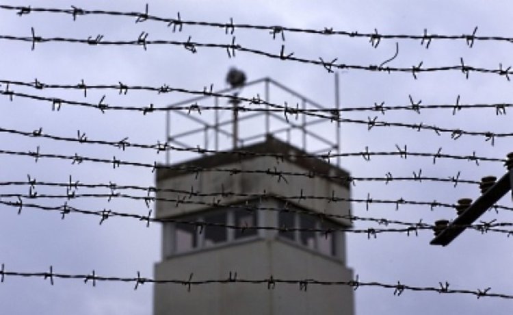 Затворнически началник ще лежи 4 години за подкуп