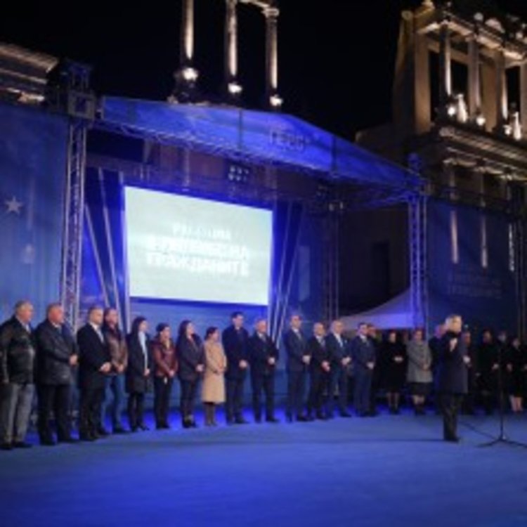 ГЕРБ видя ”червена метла”, държана от ръката на НДСВ