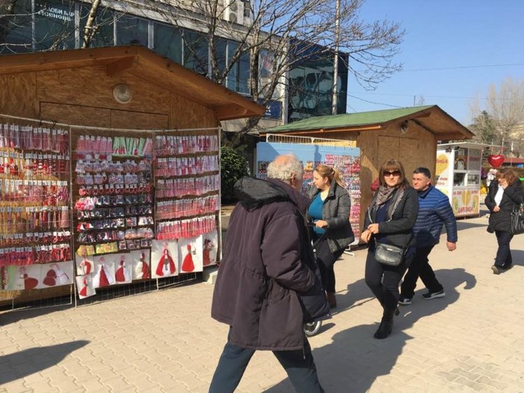 В очакване на Баба Марта: Центърът на Асеновград се обагри в червено-бяло