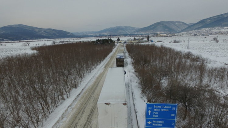 Пътищата са мокри, в значителна част от страната вали сняг