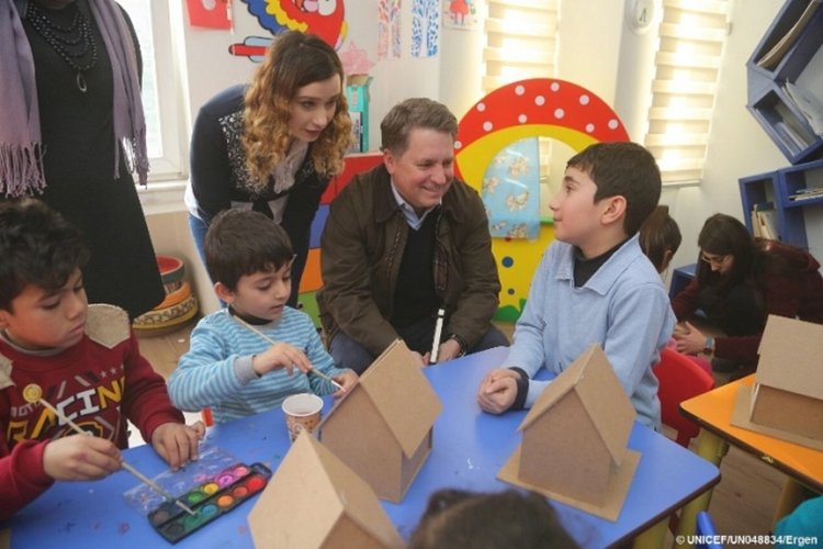 143 деца бежанци учат в наши училища. 1000 са навън