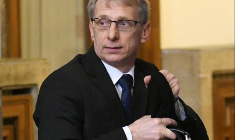 Министър Денков: Лекари няма за училищата