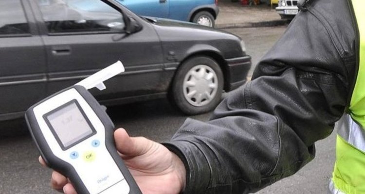 Задържаха пиян шофьор, обядвал с бутилка 