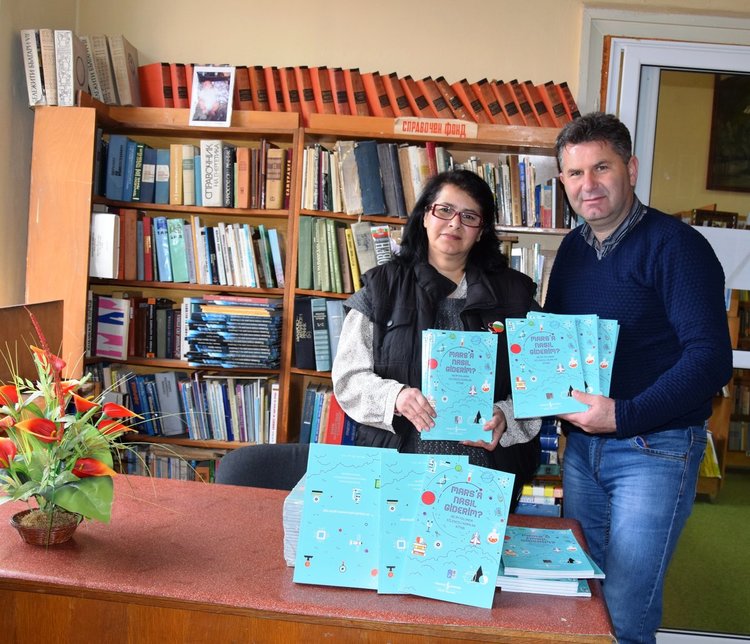 Изселник от Чубрика дари книги за библиотеката в Ардино