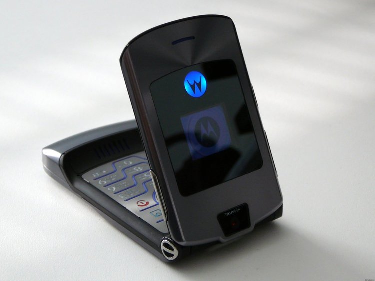 Още един легедарен GSM ще възкръсне - Motorola RAZR V3
