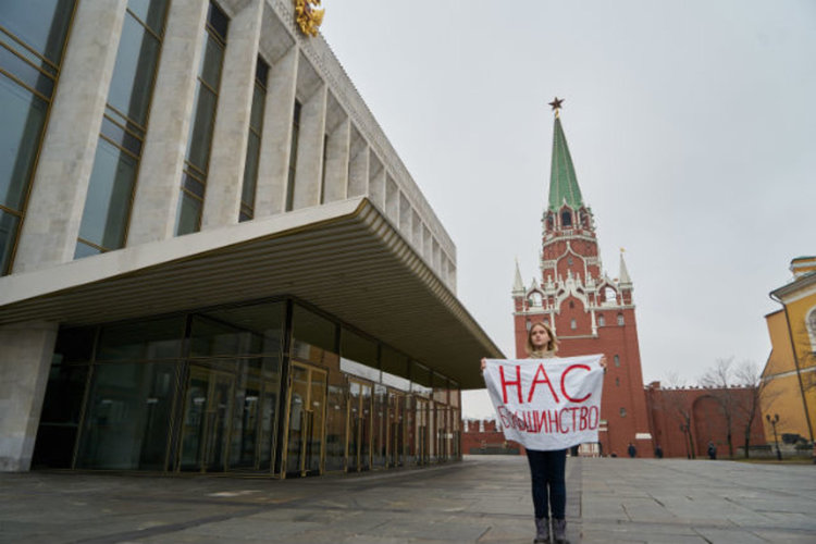 Путин поздрави всички жени за 8 март и арестува 6