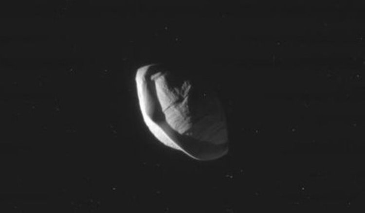 Cassini засне загадъчен спътник на Сатурн със странна форма