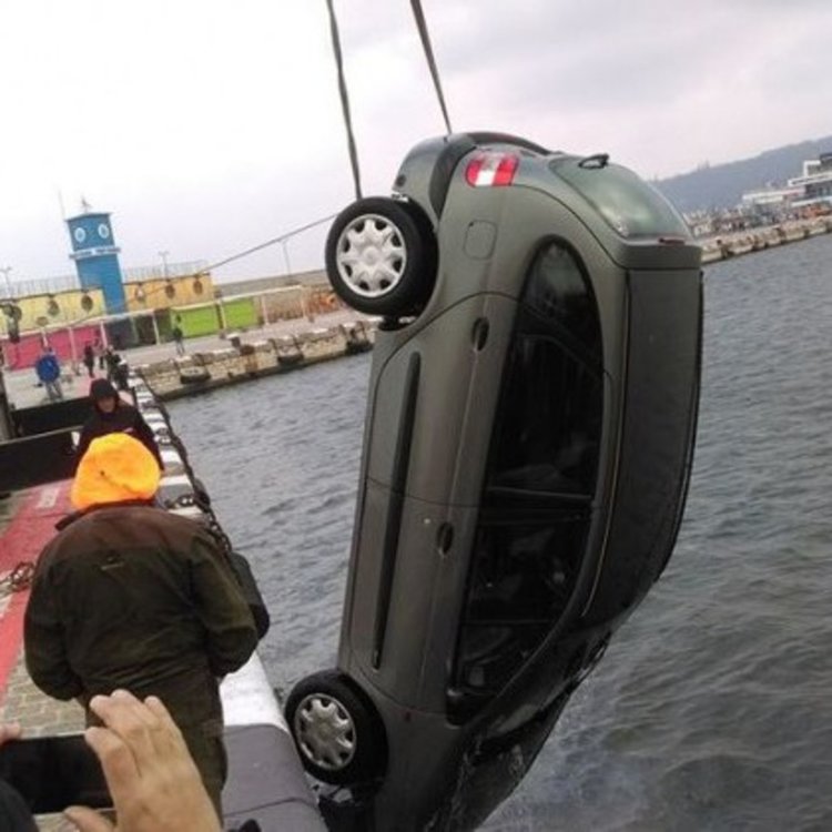 Кола без ръчна спирачка падна в морето