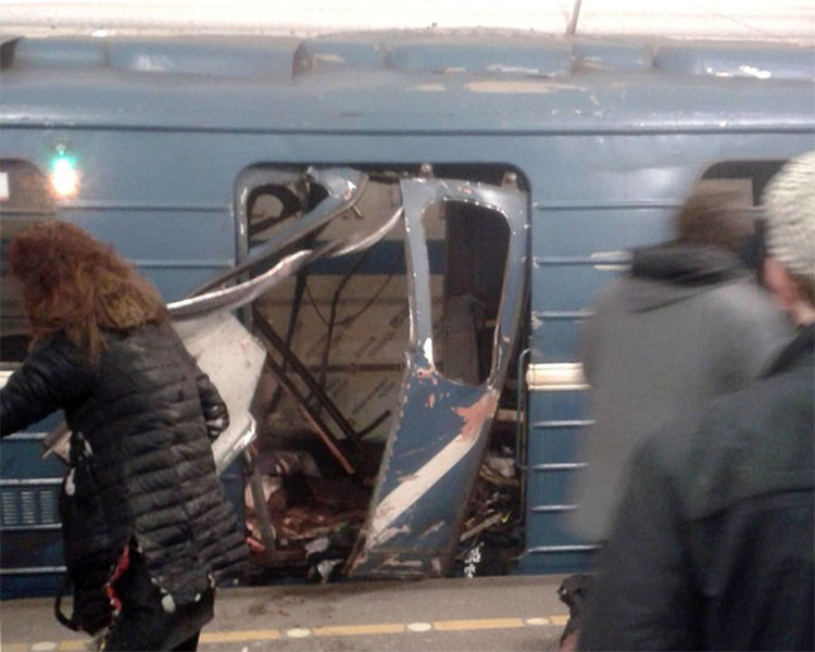 Мощна експлозия в метрото в Санкт Петербург