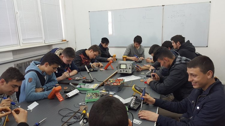 Mлади специалисти от Eлектрониката  в дейстивие