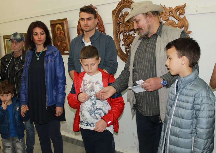 Деца представят свои творби във Великденска изложба в Димитровград