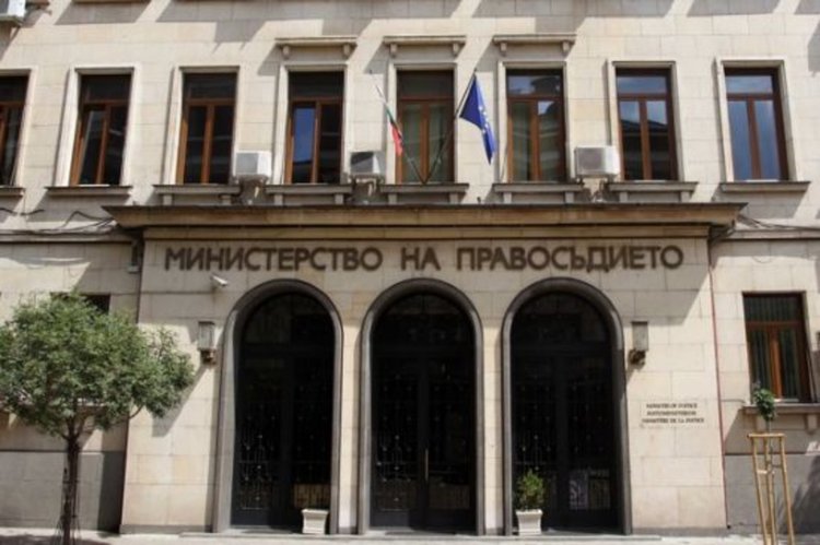 Спряха тесктовете за уседналостта и уволниха служител
