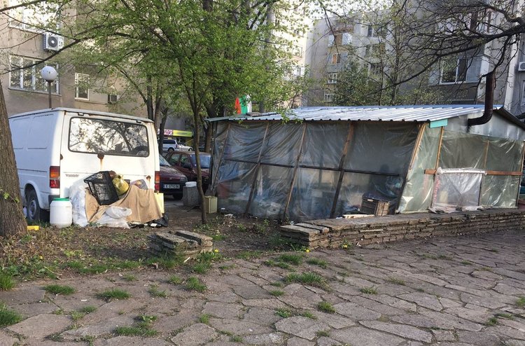Живеещи на ул."Иван Вазов" се оплакват от пиянски тормоз и боклуци