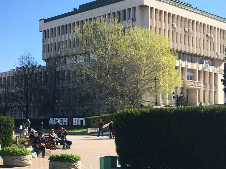 Облачно и с превалявания преди обяд, следобед дъждът спира