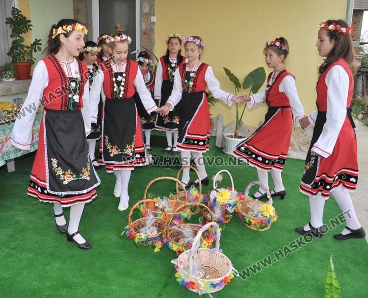 Лазарки обикаляха къщите в село Добрич и наричаха за здраве и плодородие