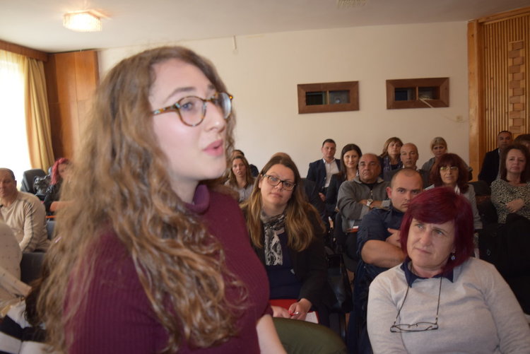   Ученичка от „Паисий”спечели овациите на експертите по етническите въпроси от Министерски съвет,веща за малцинствата