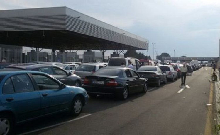 Кошмарен трафик: 150 000 автомобила напускат София