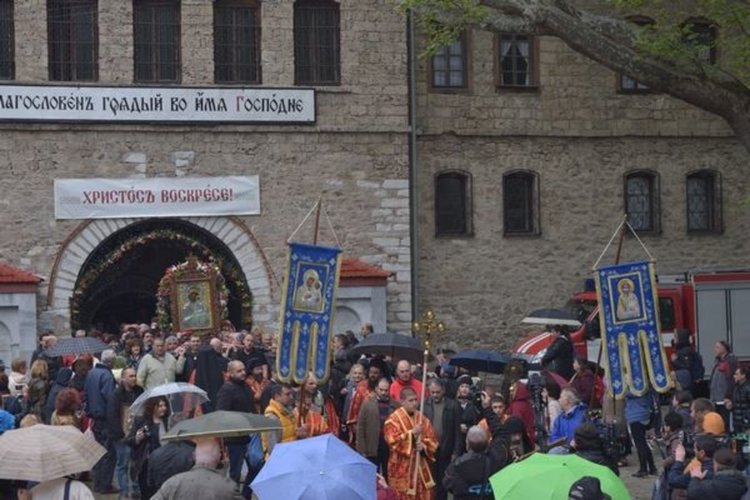 Стотици вярващи се включиха в най-старото литийно шествие у нас