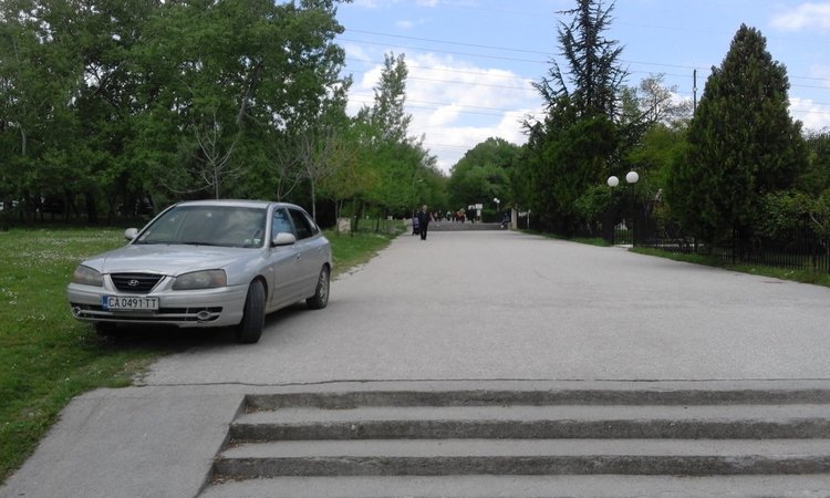 Читател: Джигит с Хюндай катери стълби по алеята в Кенана