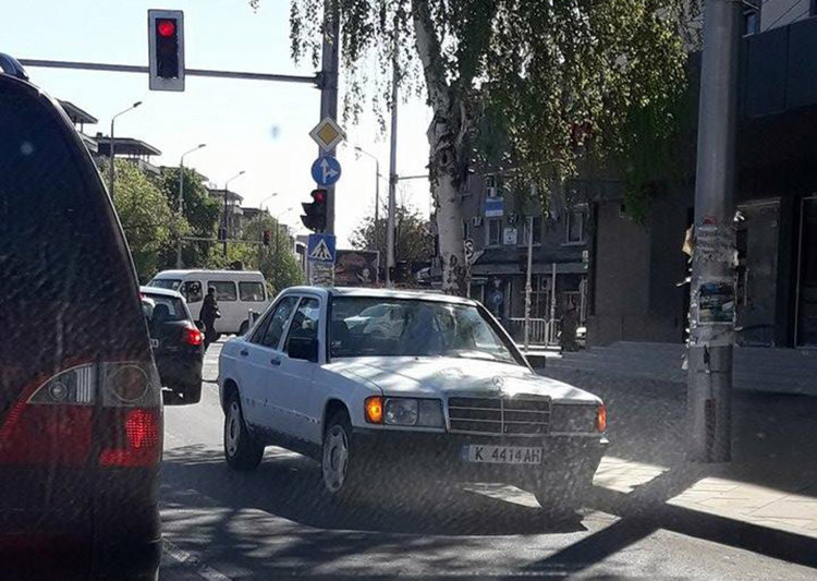 Безумие!Кърджалиец пресича светофар на червено,кара в насрещното на „Булаир”