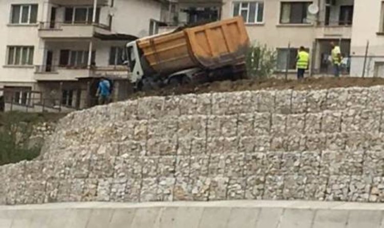 Камион пропадна над кръгово в Смолян