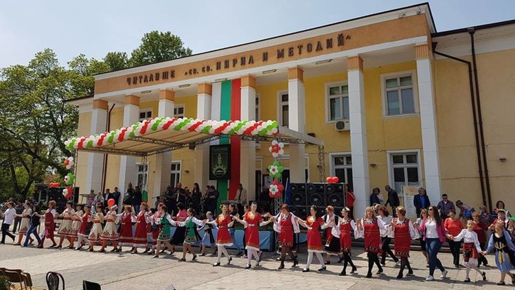 Започна празничният месец май в Първомай