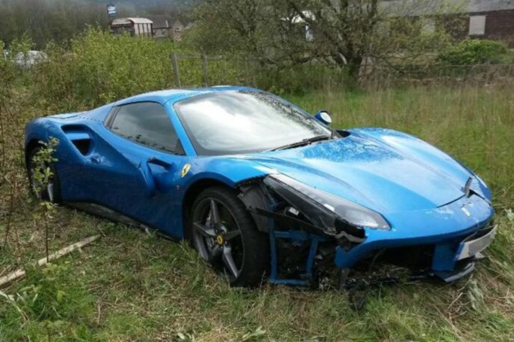 Мистерия за 300 хил. паунда: Синьо Ferrari 488 Spider насред полето