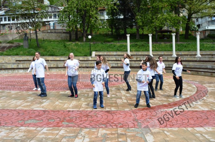 С флашмоб младежи отбелязаха Международния ден на червения кръст