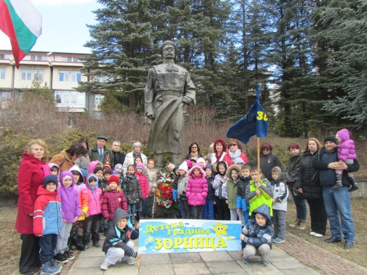 Малчуганите от Детска градина "Зорница" написаха книга за приключенията на звездата Зорничка